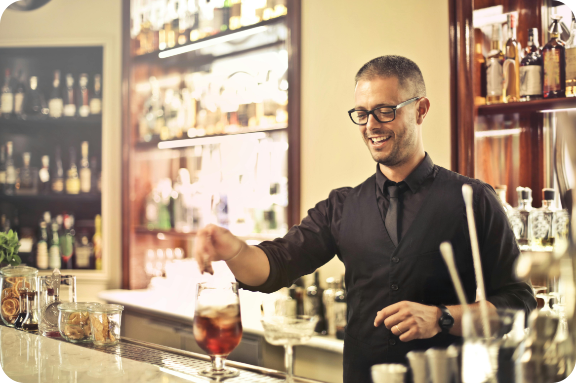 Profesionalni barmen u baru